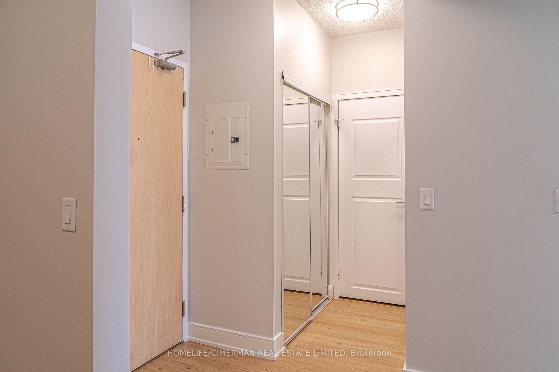 220 Burnhamthorpe Road Unit 1508 photo 13