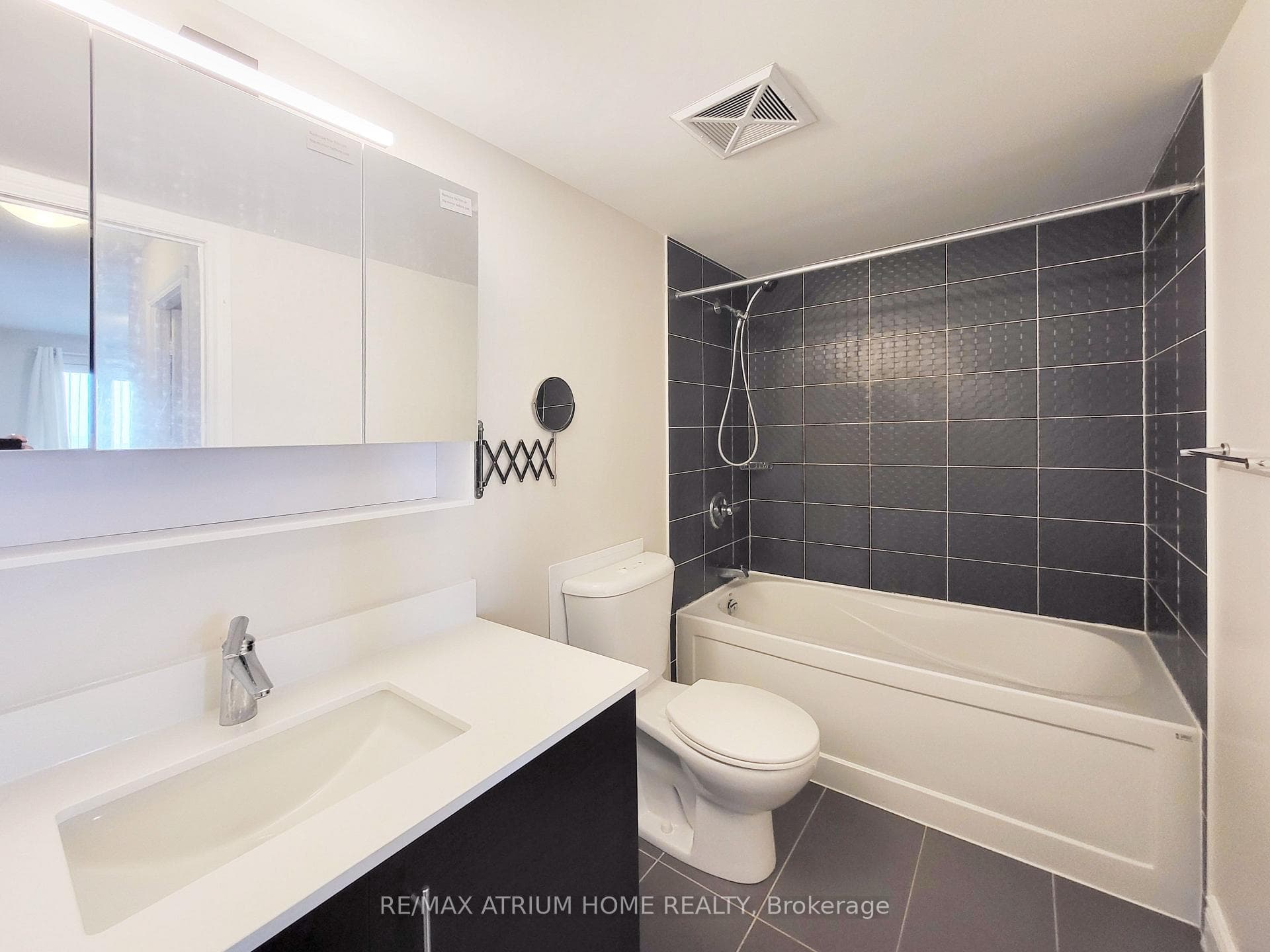 273 South Park Road Unit 909 photo 17