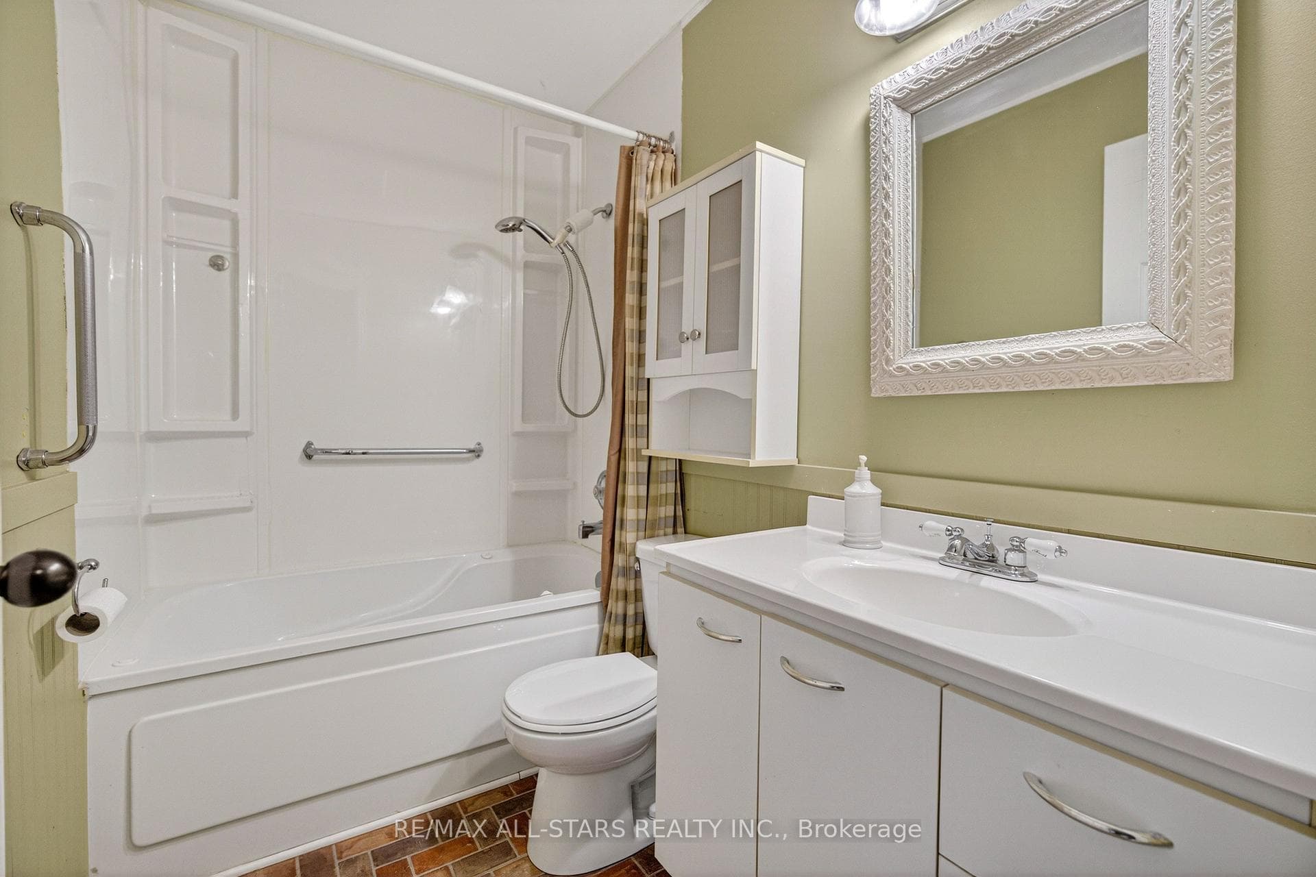 105 Rita Crescent Unit A photo 10