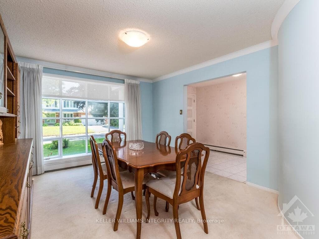 968 SADLER Crescent photo 7