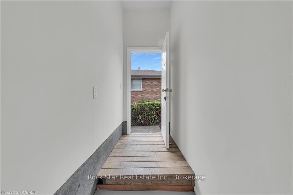 17 VICTOR Boulevard Unit B photo 24