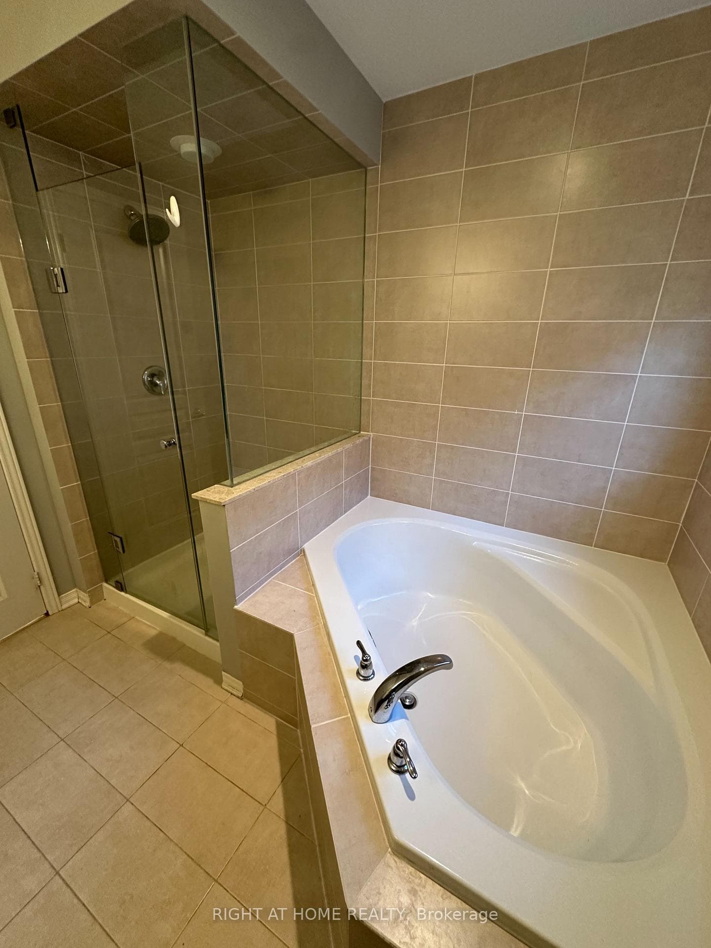 1280 BLENCOWE Crescent photo 13