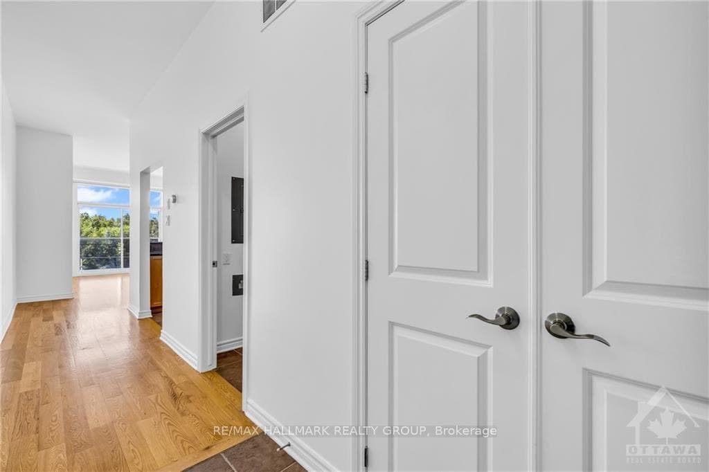 500 CLARIDGE Drive Unit 303 photo 4