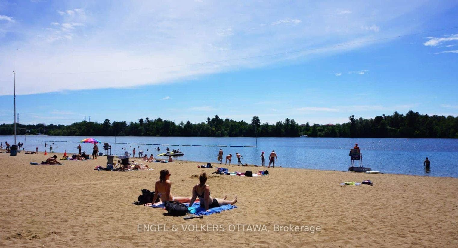 Mooney's Bay Beach - 8 minute walk!