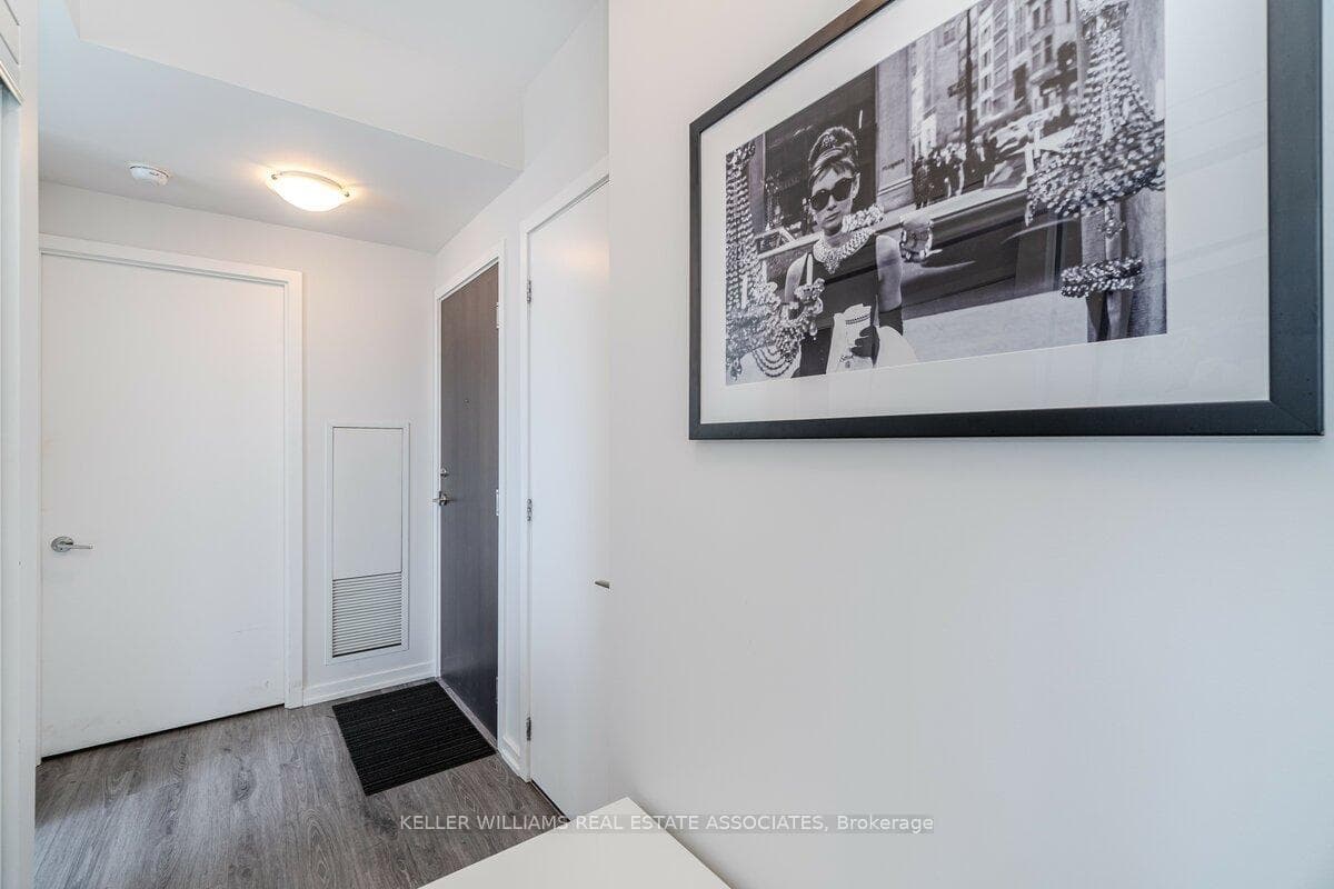 103 The Queensway Avenue Unit 904 photo 3