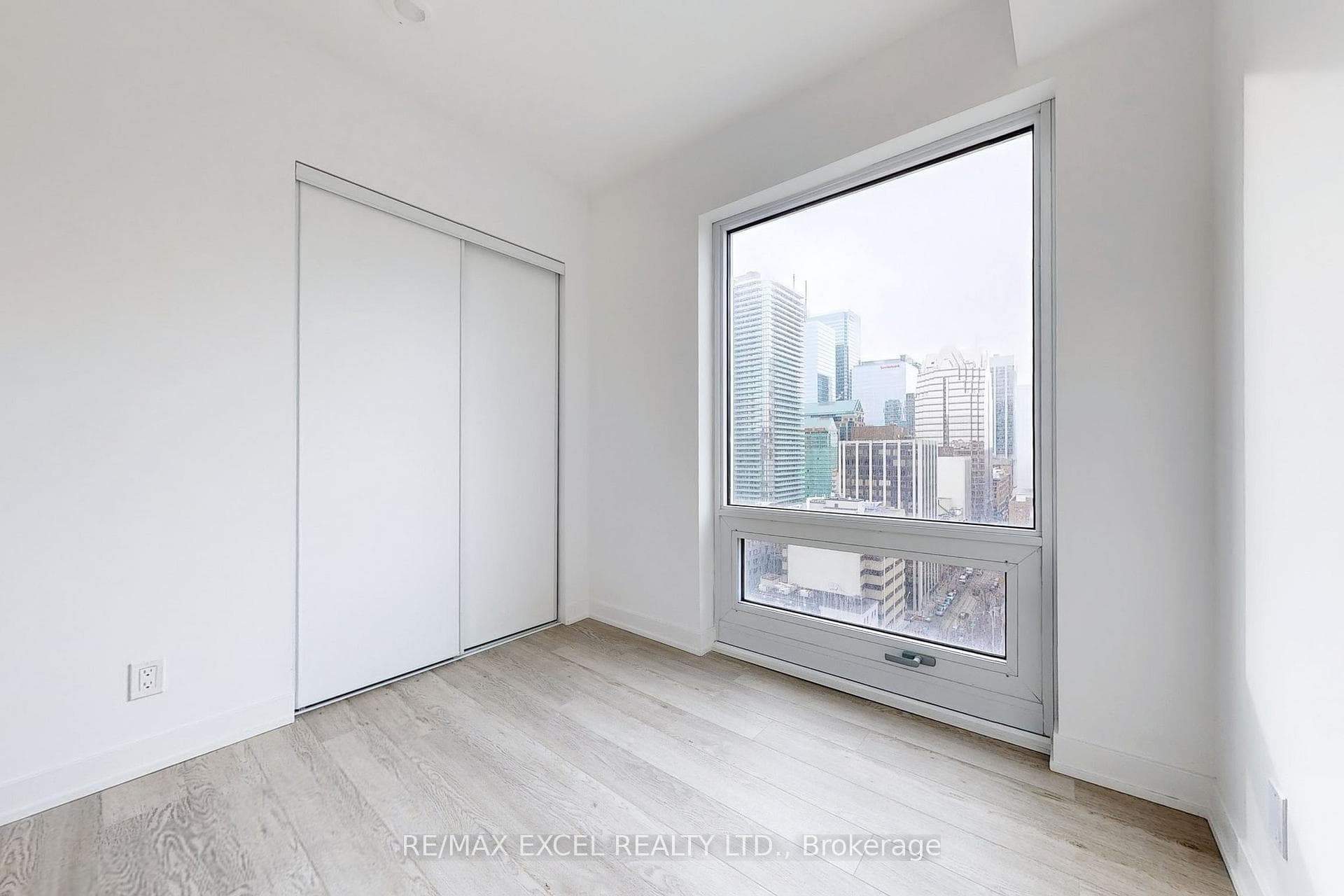 88 Queen Street Unit 1710 photo 10