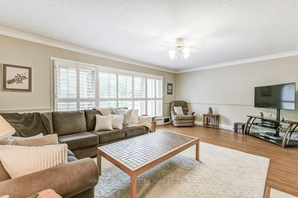 1063 Lorne Park Road photo 12