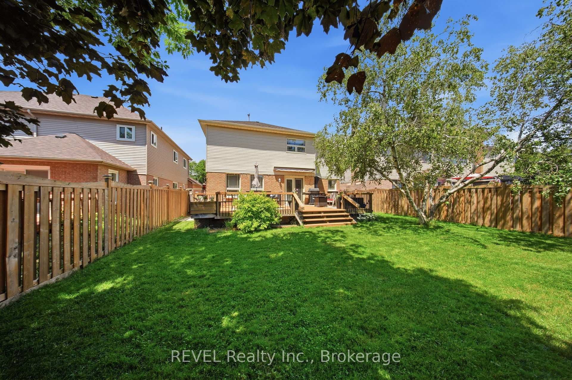 29 Stratton Crescent photo 43