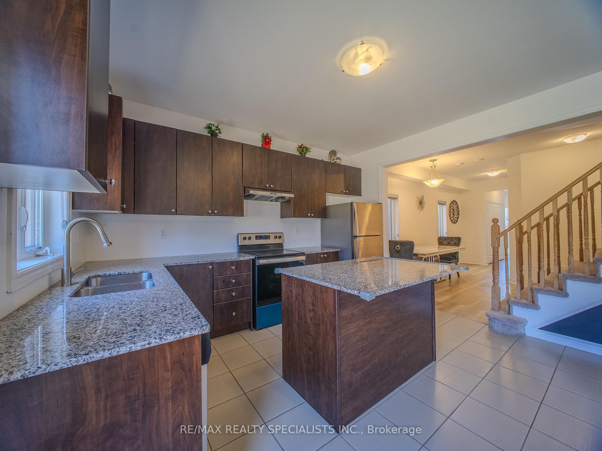 312 Ridley Crescent photo 7
