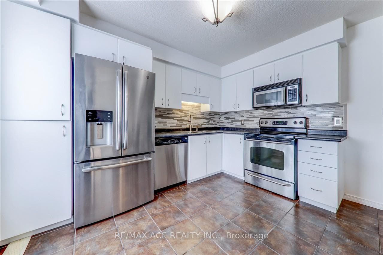 284 Sophia Crescent photo 10
