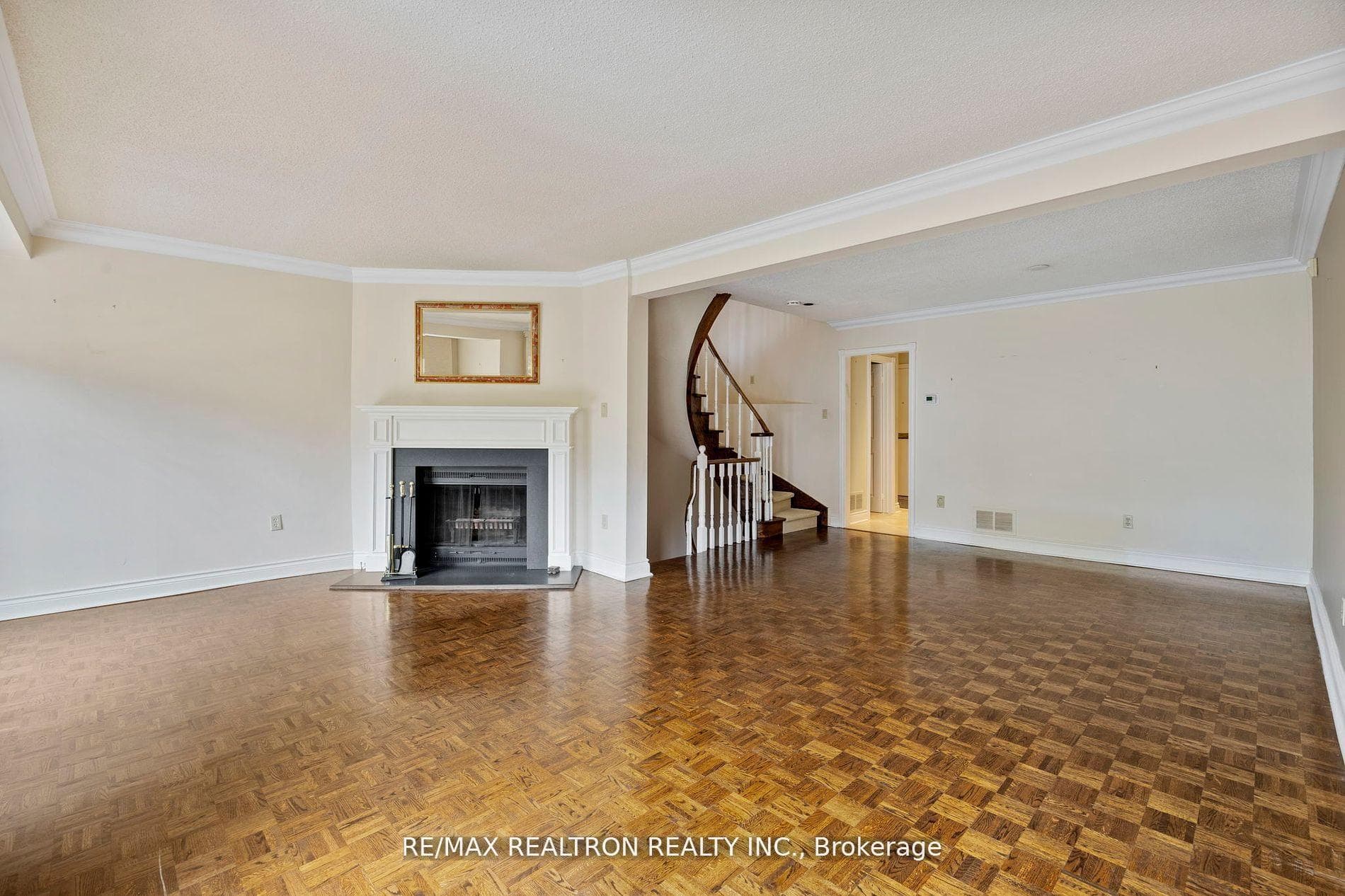 1364 Avenue Road photo 3