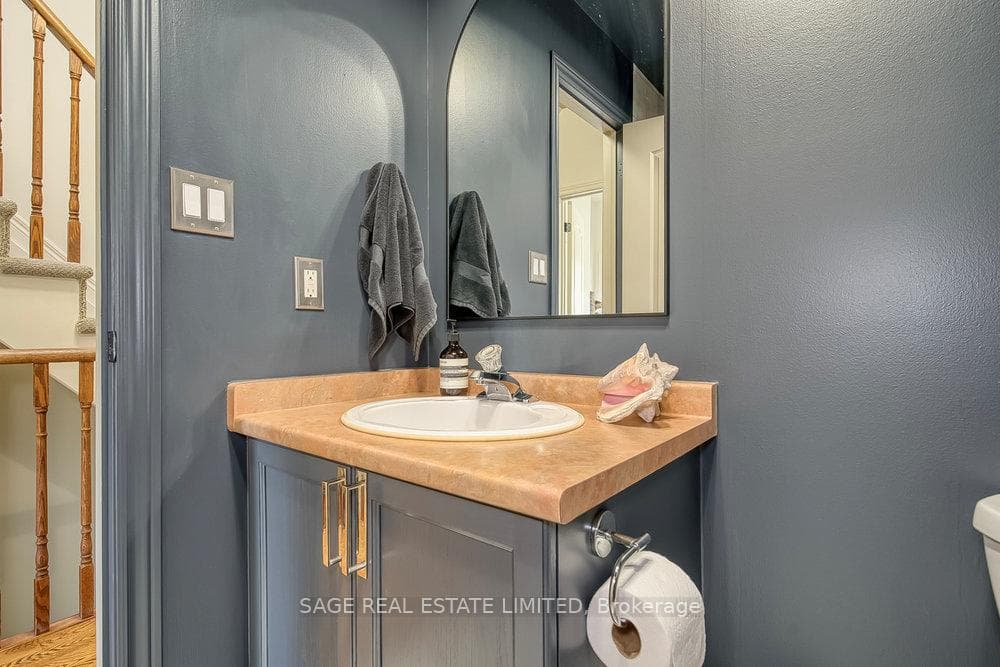 2543A Dundas Street photo 18