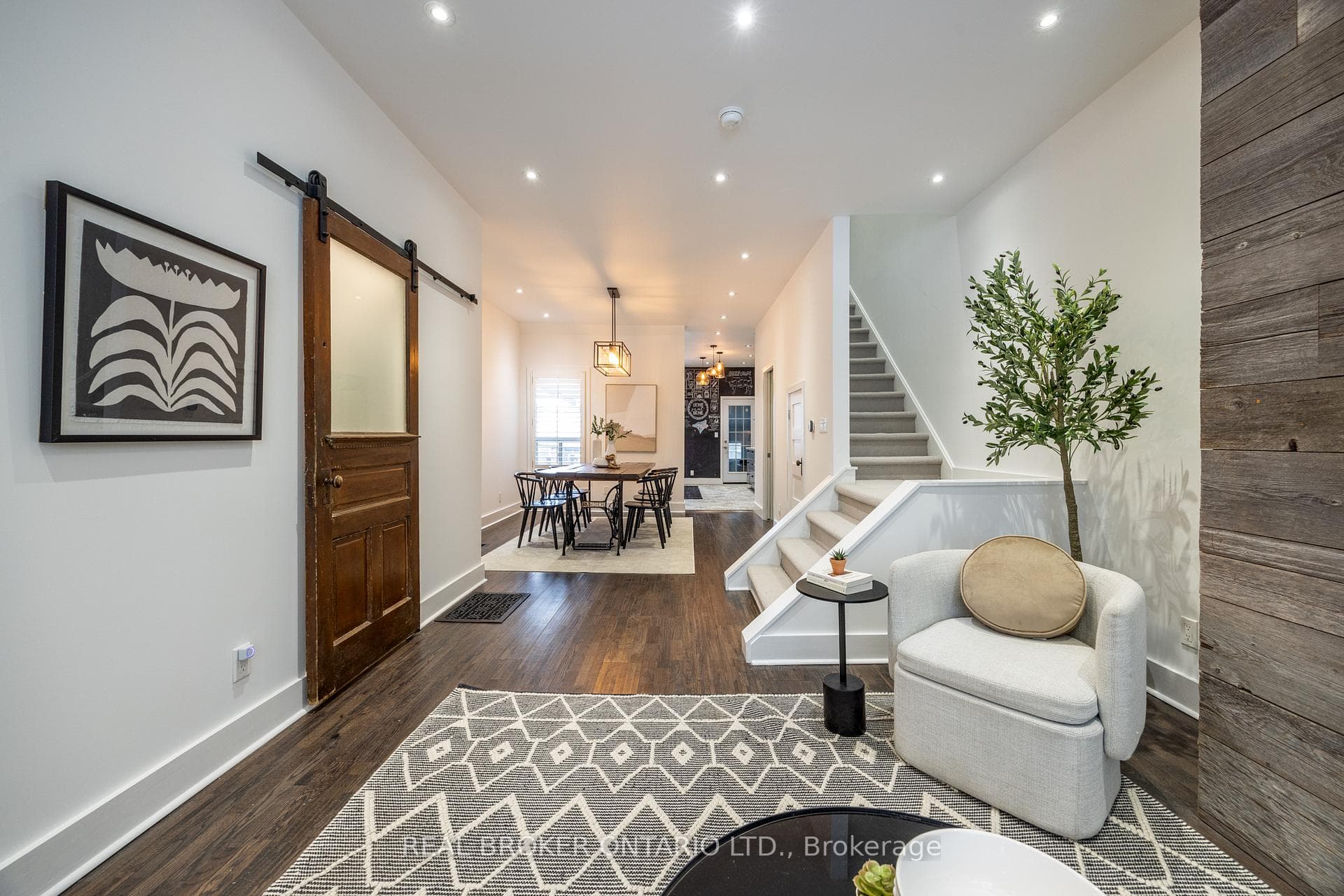 6 Vancouver Avenue photo 3