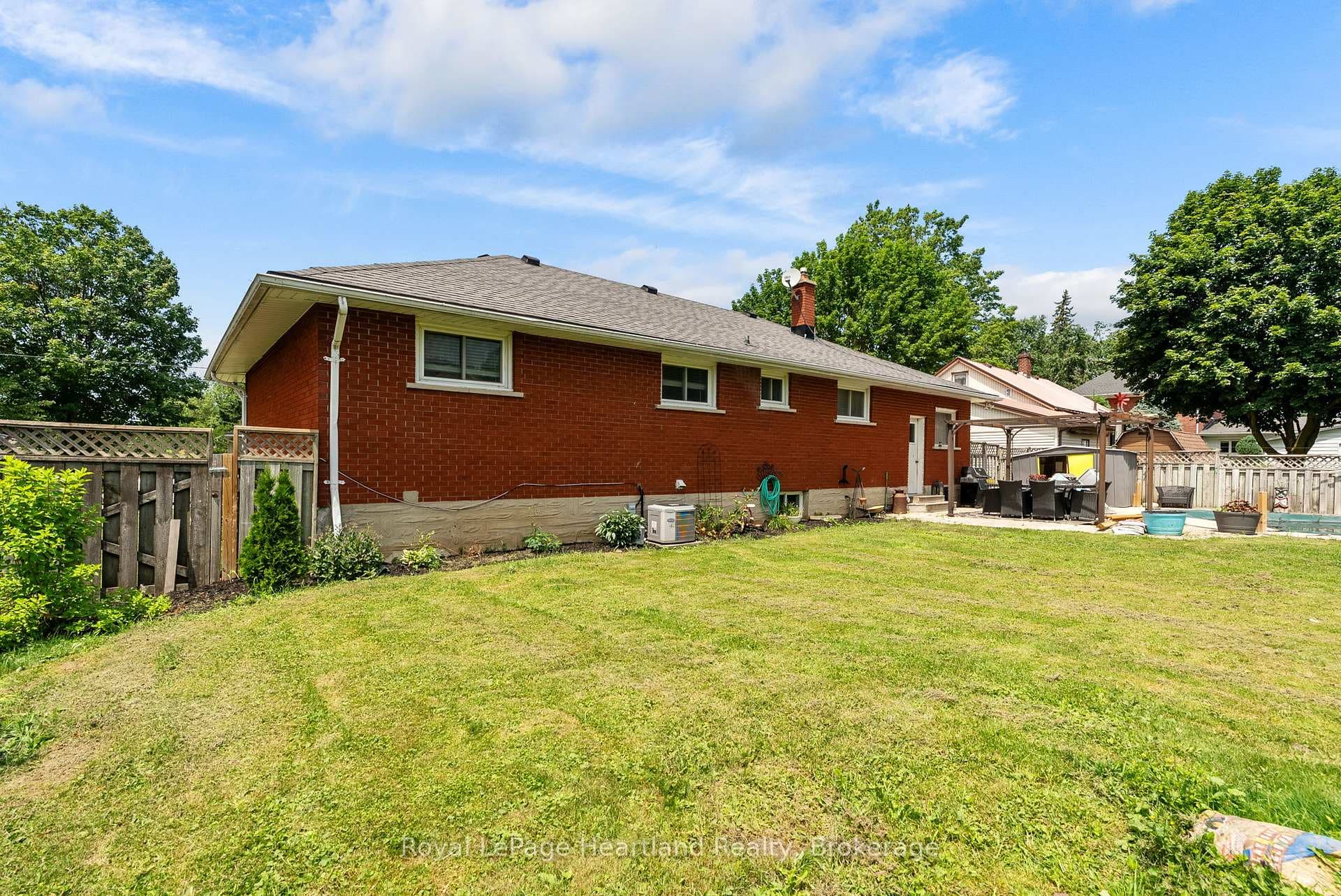240 Elm Avenue photo 31