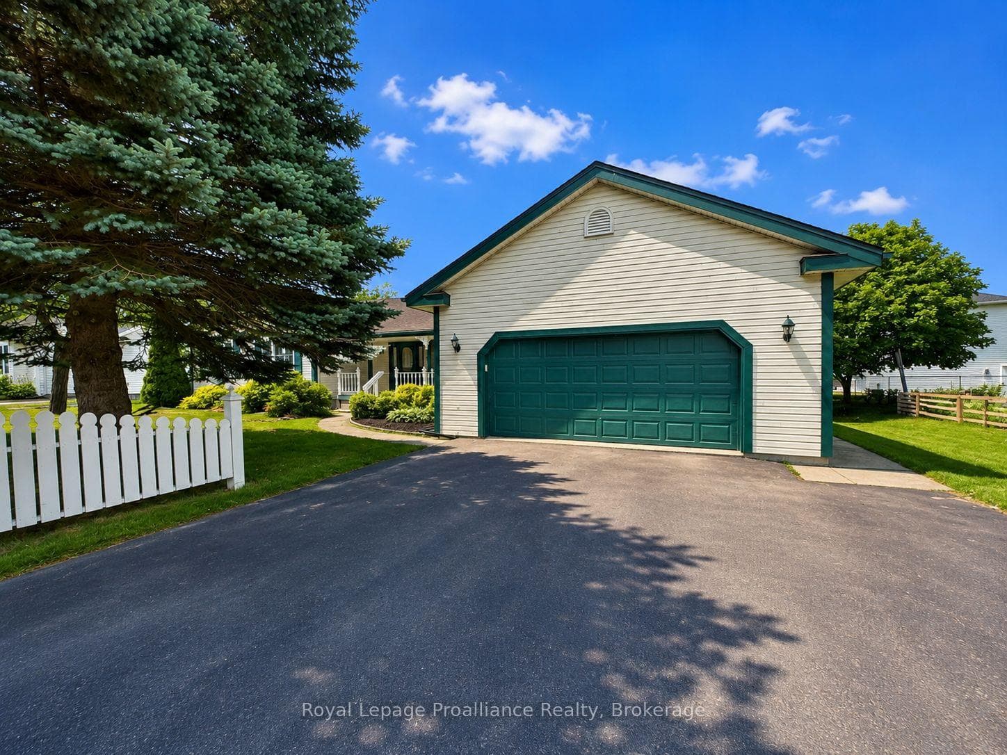 88 Westwind Crescent photo 2