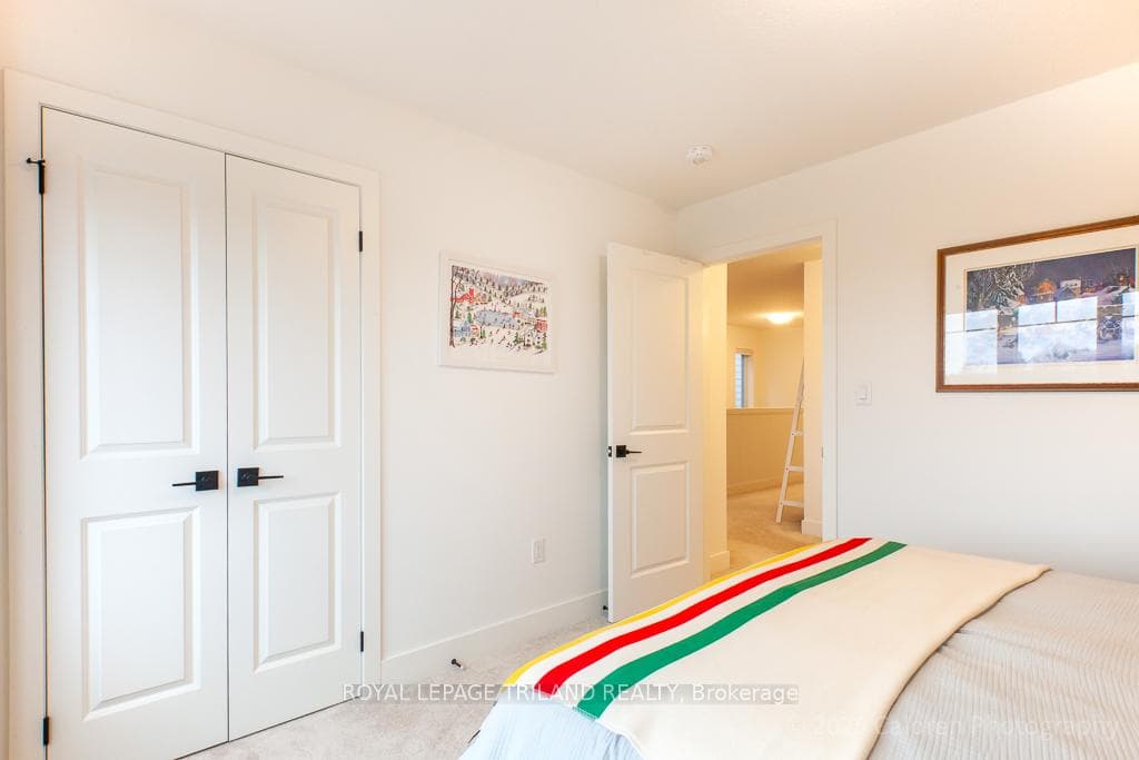 949 DEVERON Crescent photo 35