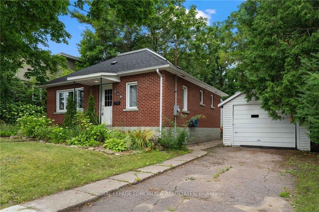218 FRASER Street photo 2