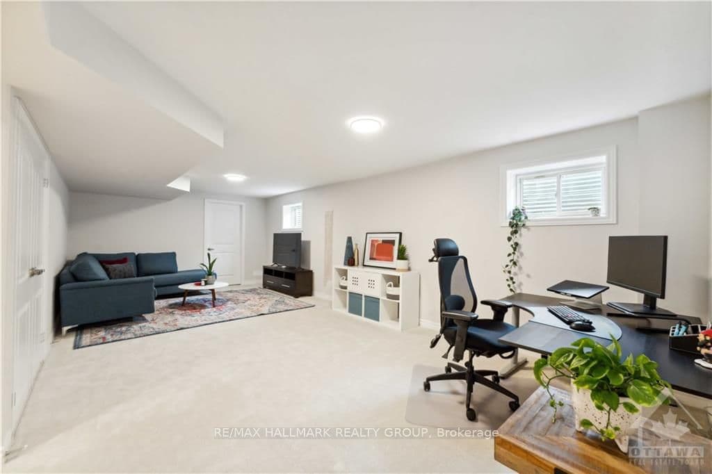 726 VENNECY Terrace photo 27