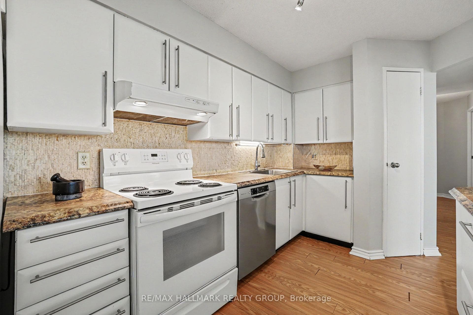 1025 Grenon Avenue Unit 915 photo 14