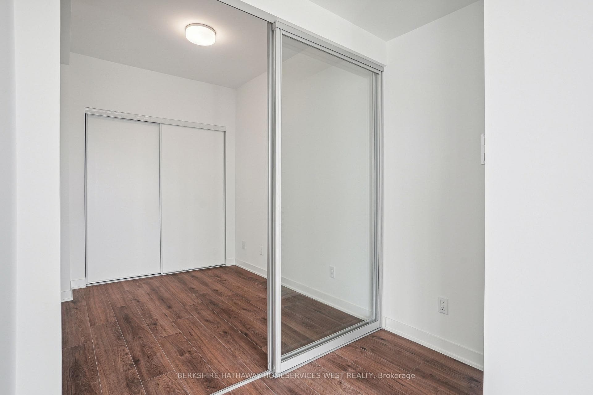 405 Dundas Street Unit 707 photo 24