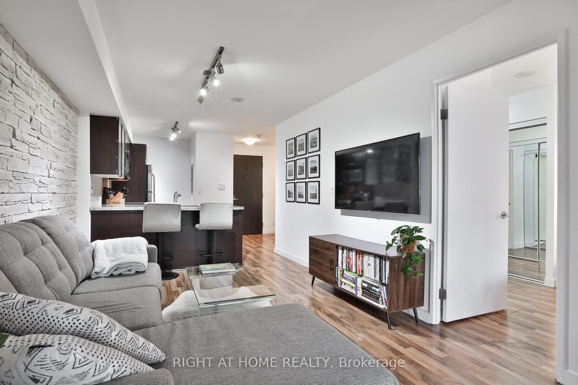 1005 King Street Unit 613 photo 8