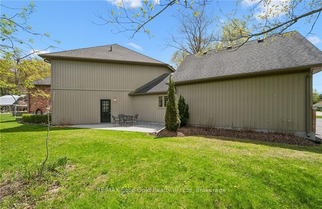 2073 Maplewood Road photo 43