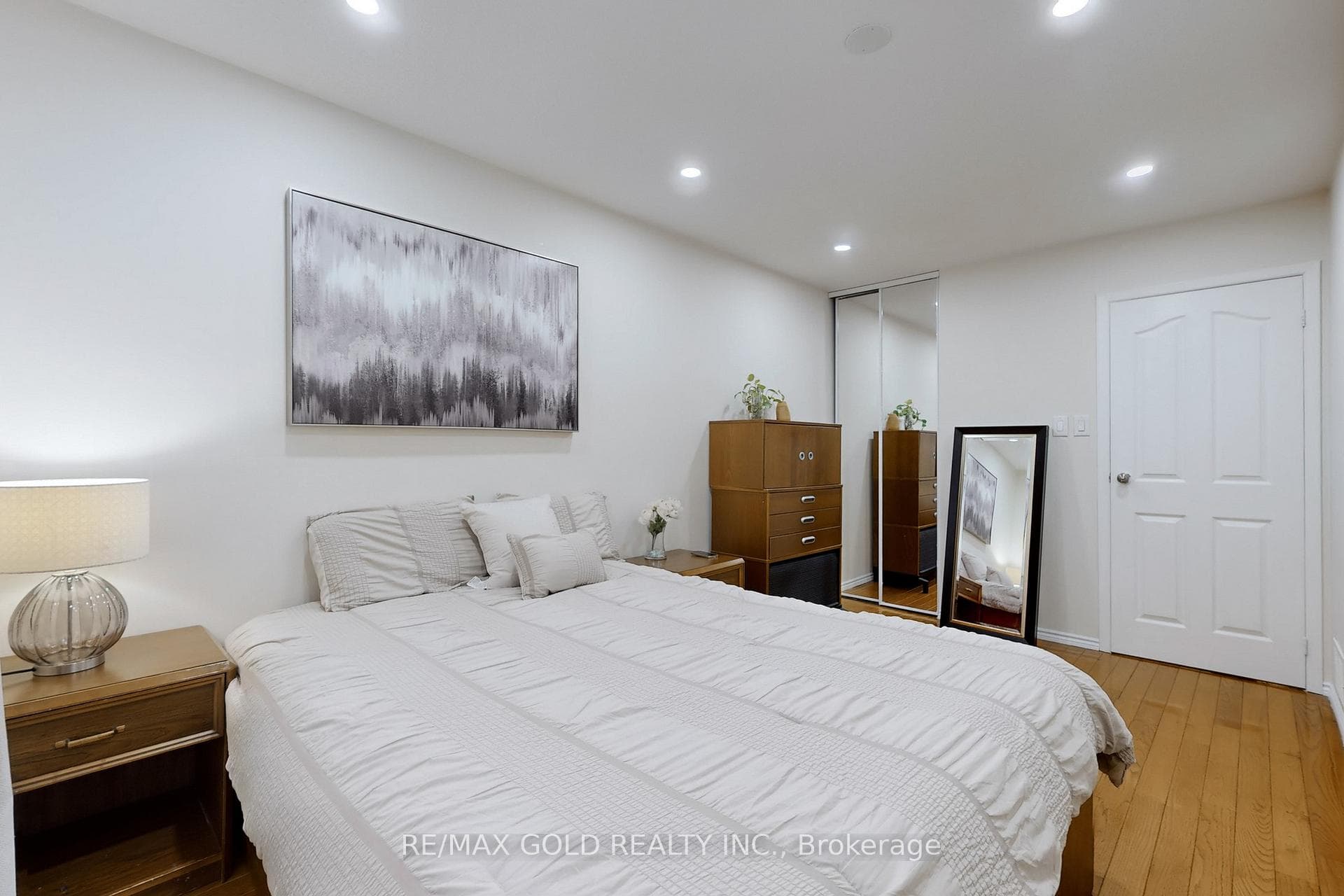 35 Lady Stewart Boulevard photo 17