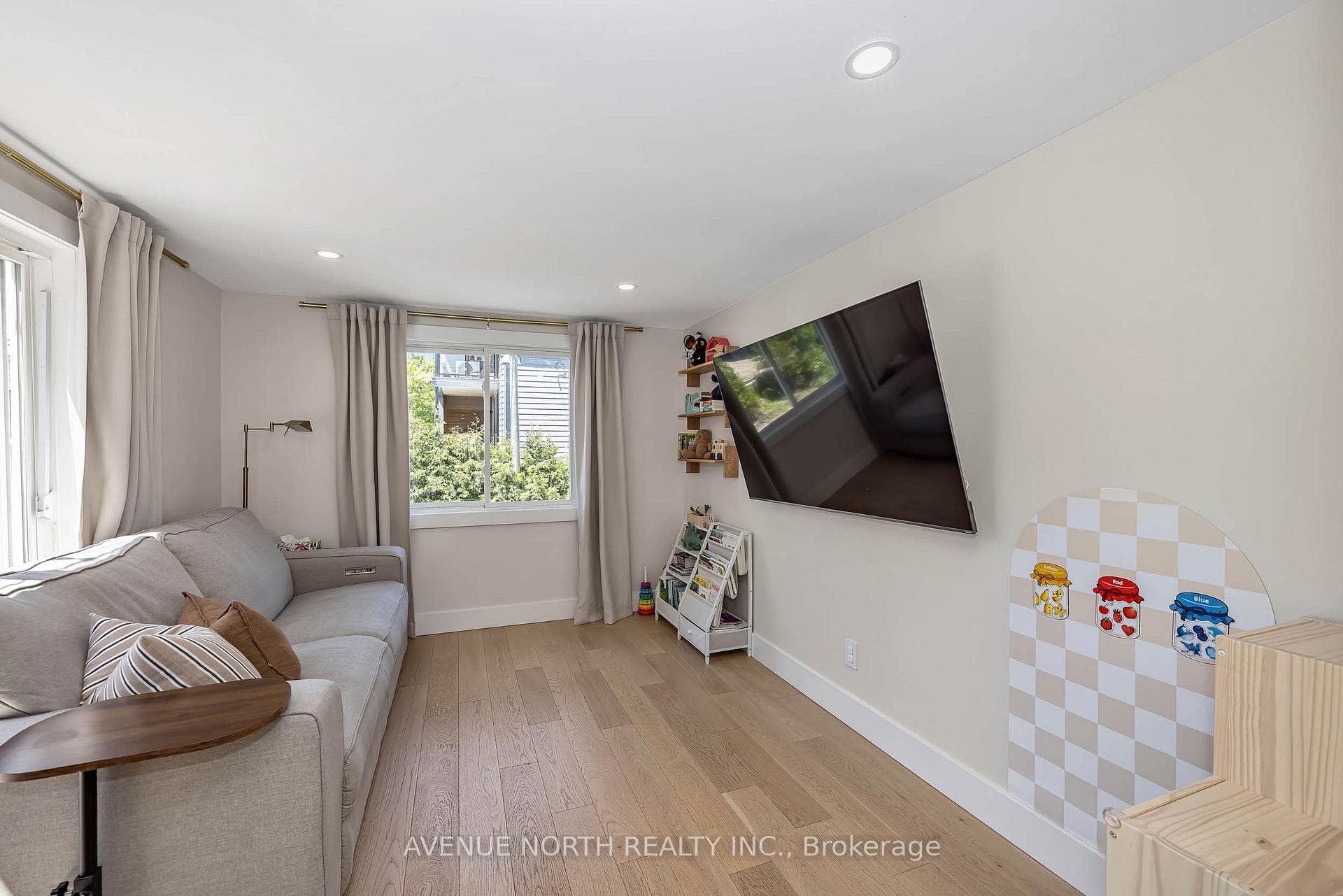 1091 Gladstone Avenue photo 18