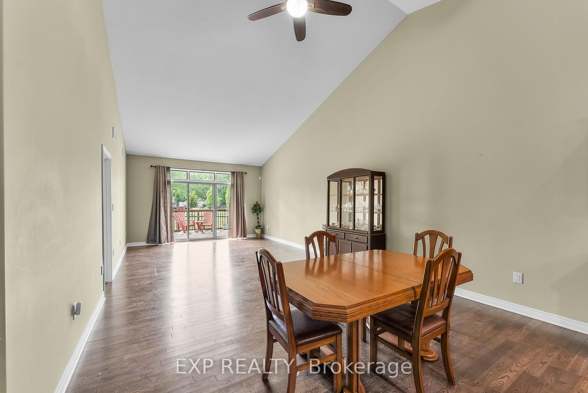 5490 Prince Edward Avenue Unit 4 photo 10