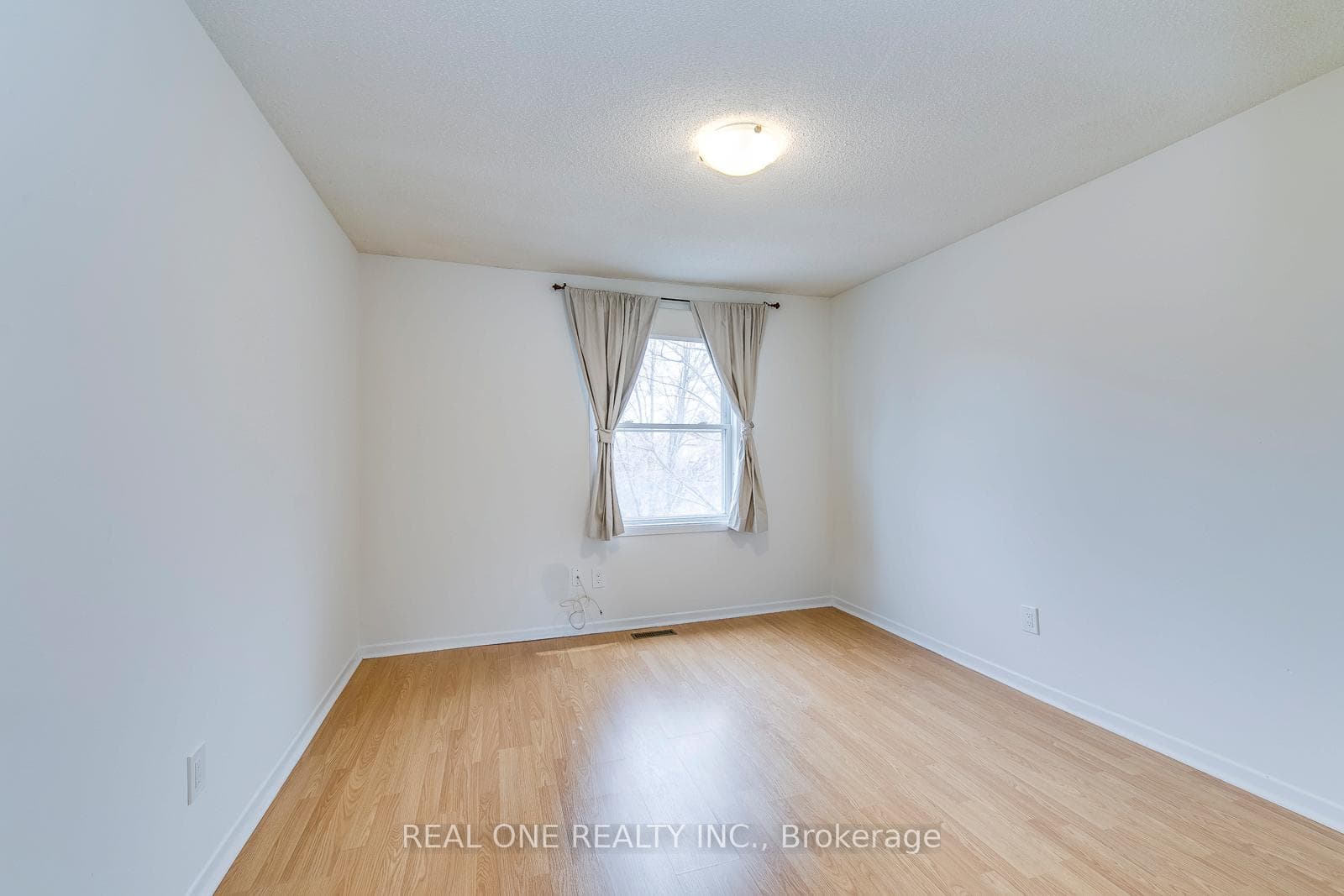 1030 Runnymead Crescent photo 25