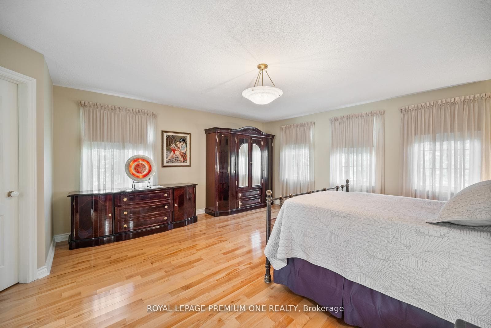 536 Village Parkway photo 24