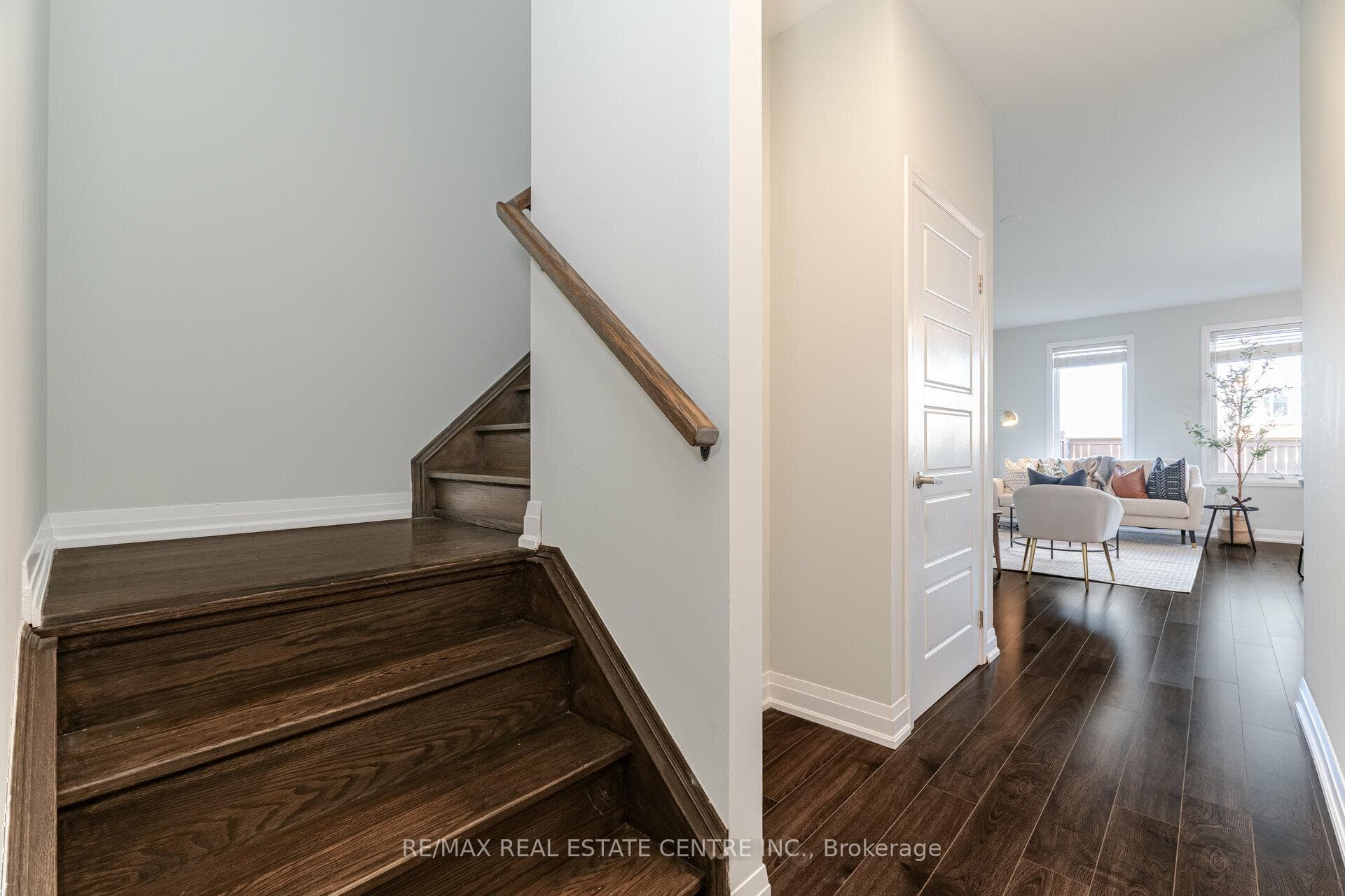735 Banks Crescent photo 4