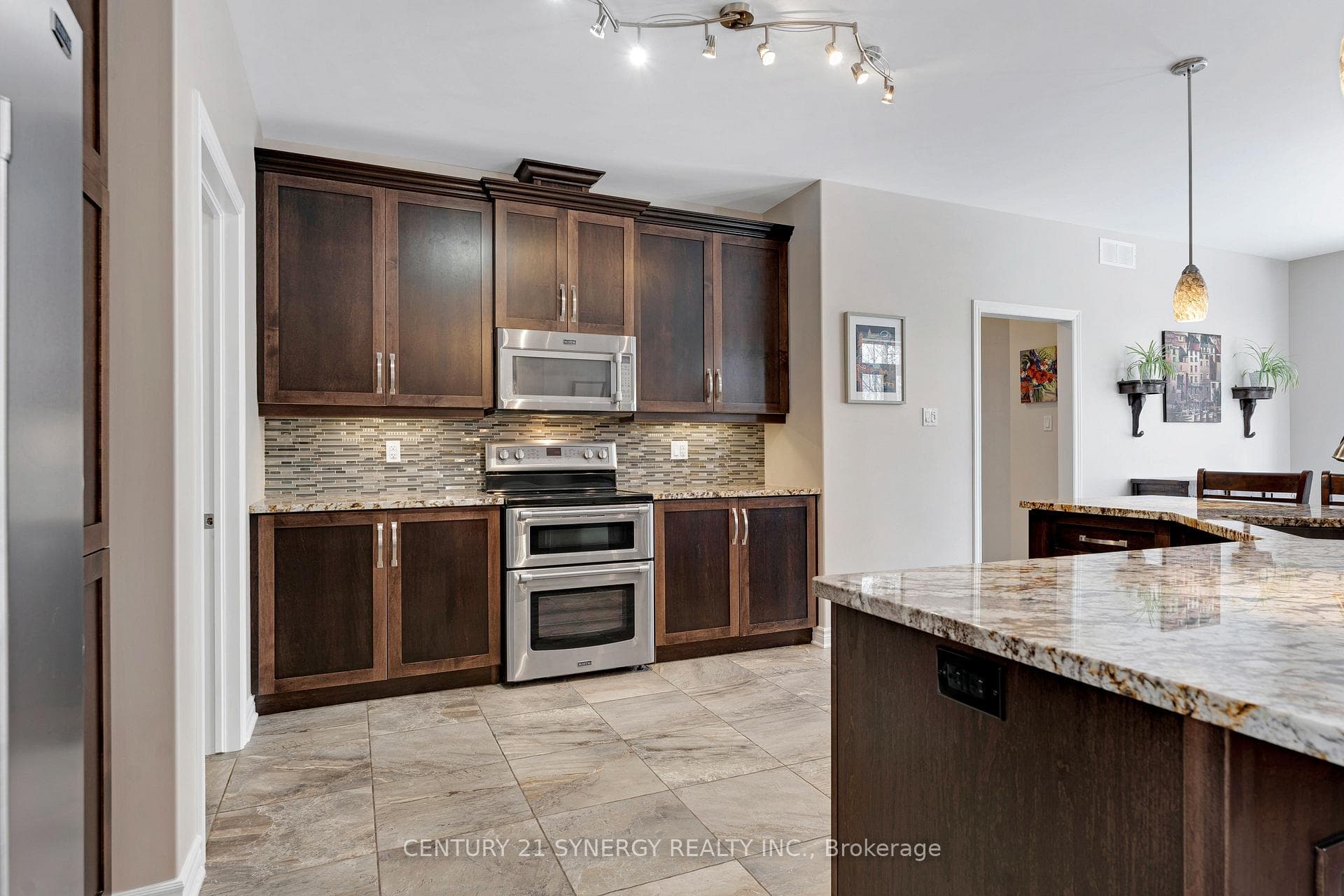 Maytag appliances and granite countertops