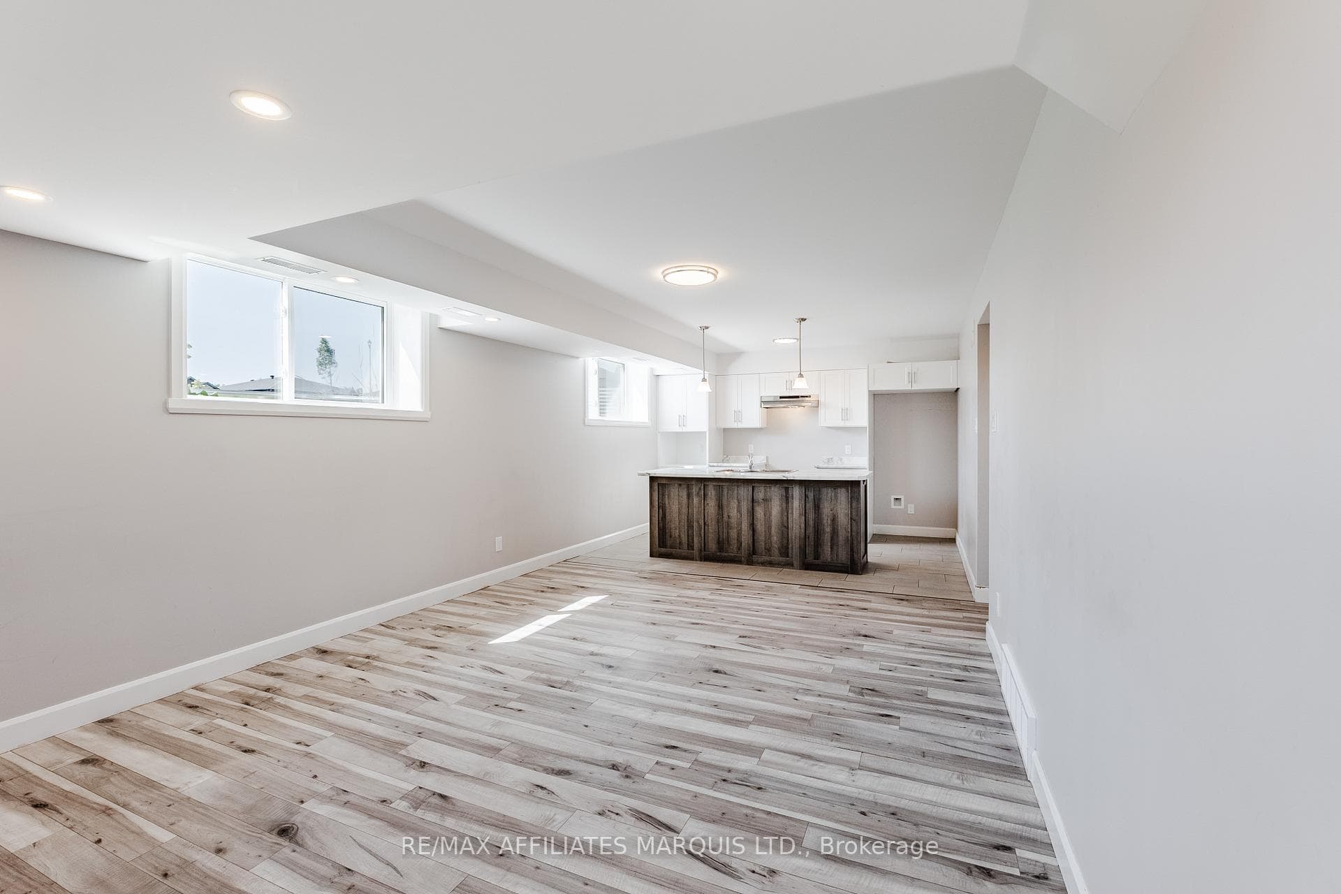 Photo is of lower unit
