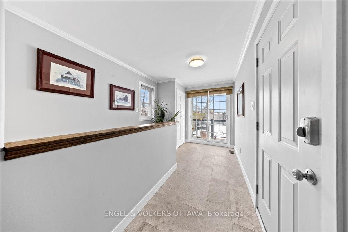 1005 Gold Crescent photo 23