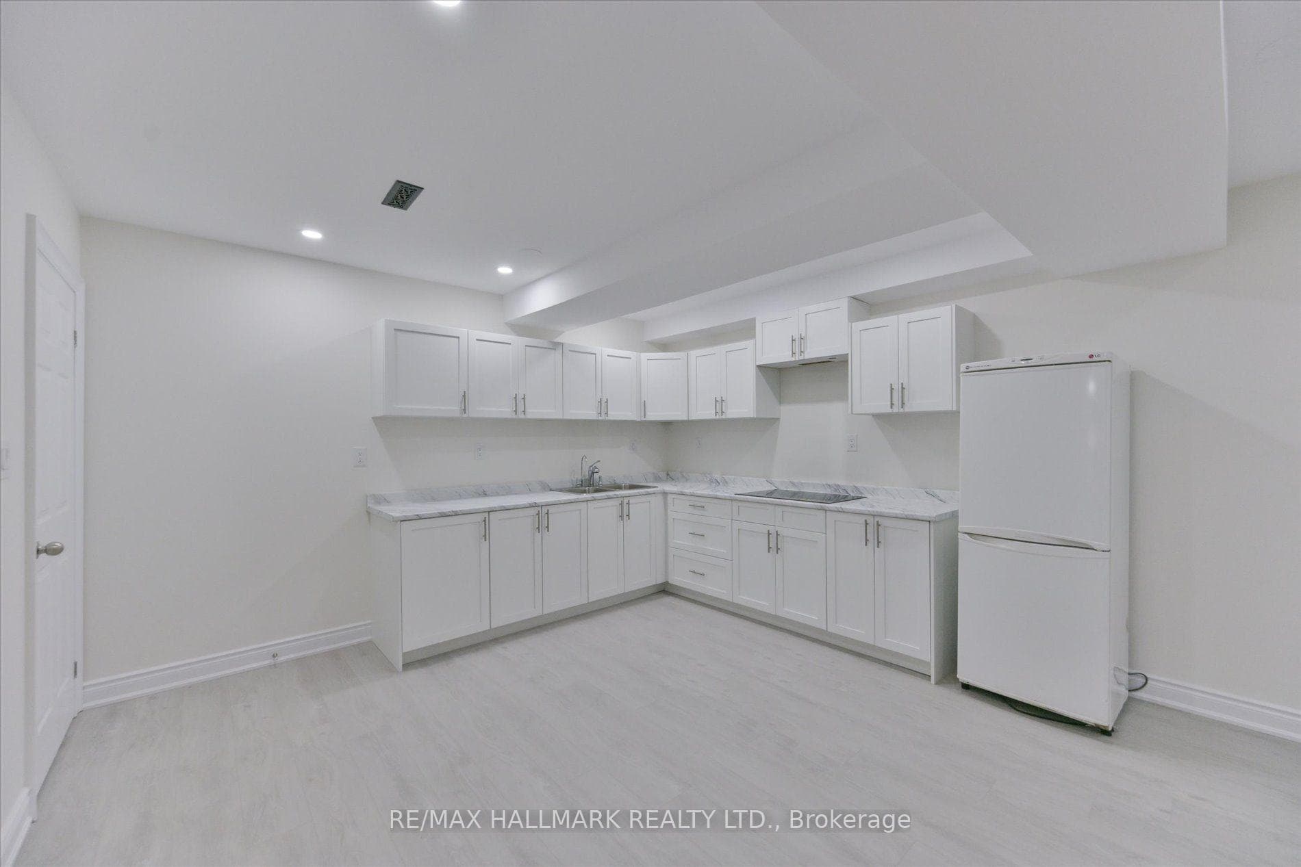 13918 Leslie Street photo 29