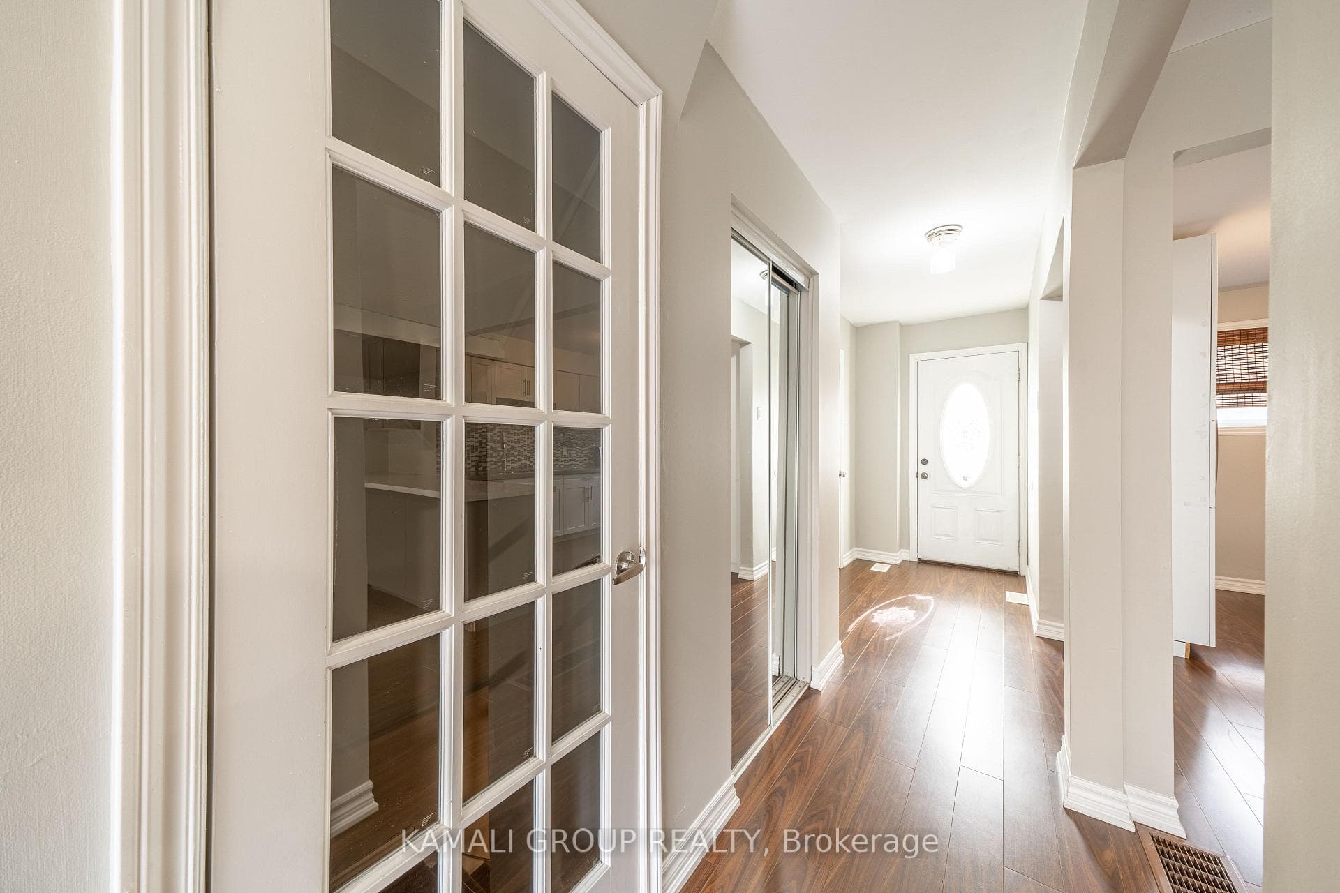 913 Carnaby Crescent photo 5