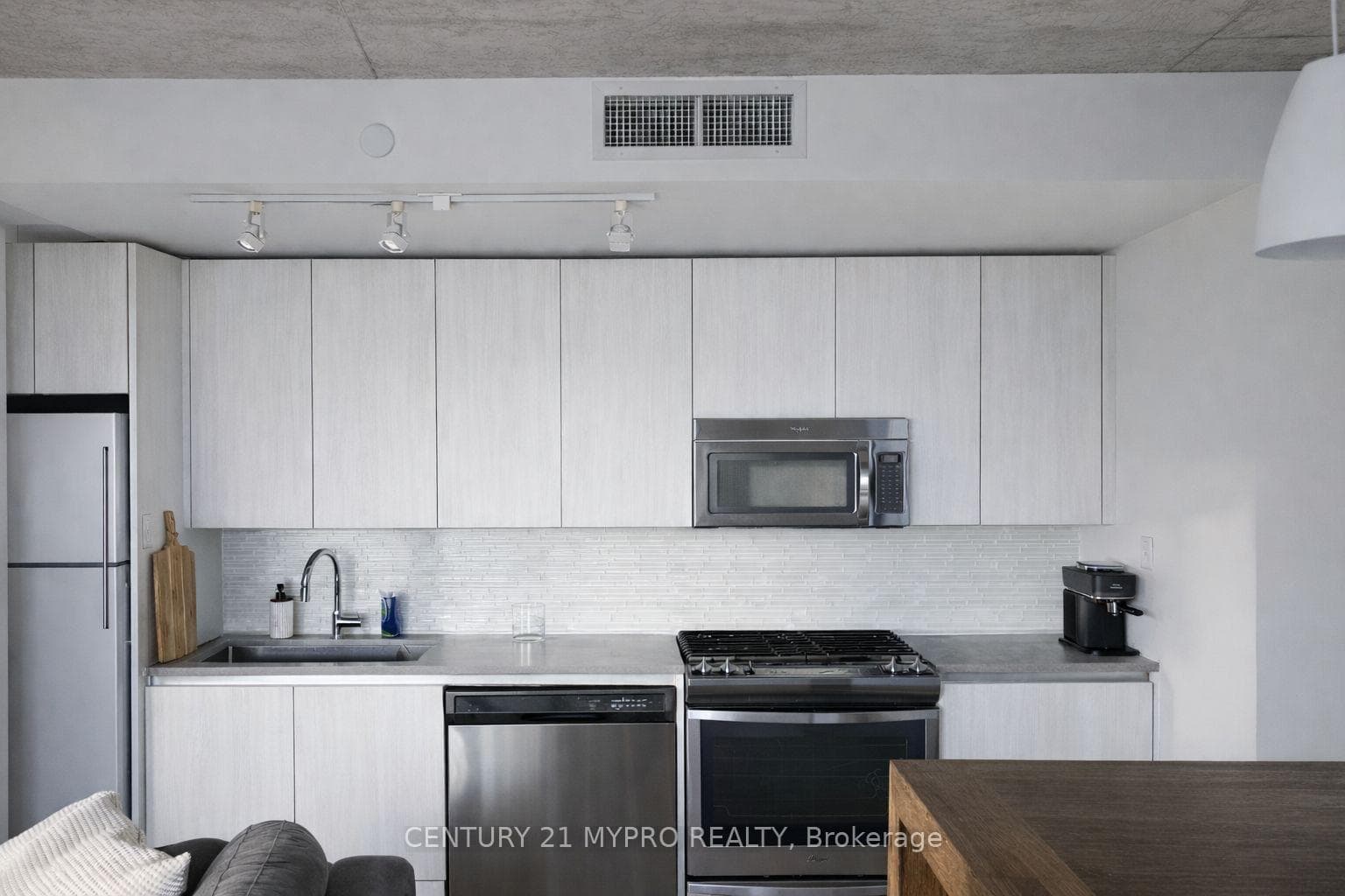 111 Bathurst Street Unit 1502 photo 2