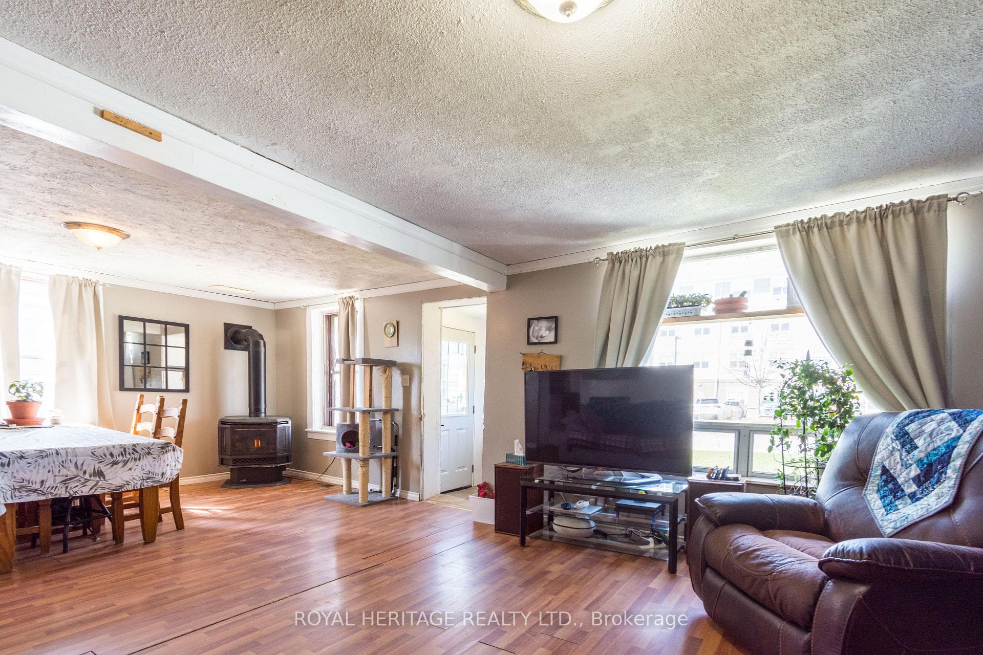 359 Dufferin Avenue photo 8