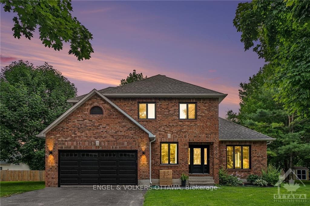 197 TWEED Crescent photo 1