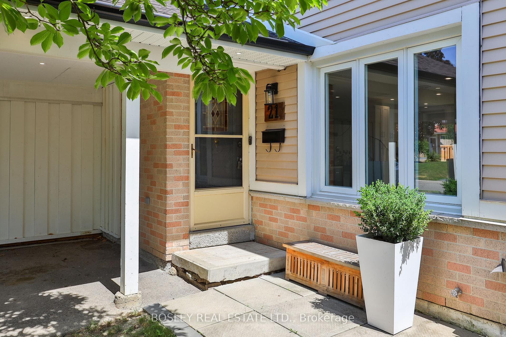 21 Courtleigh Square photo 3