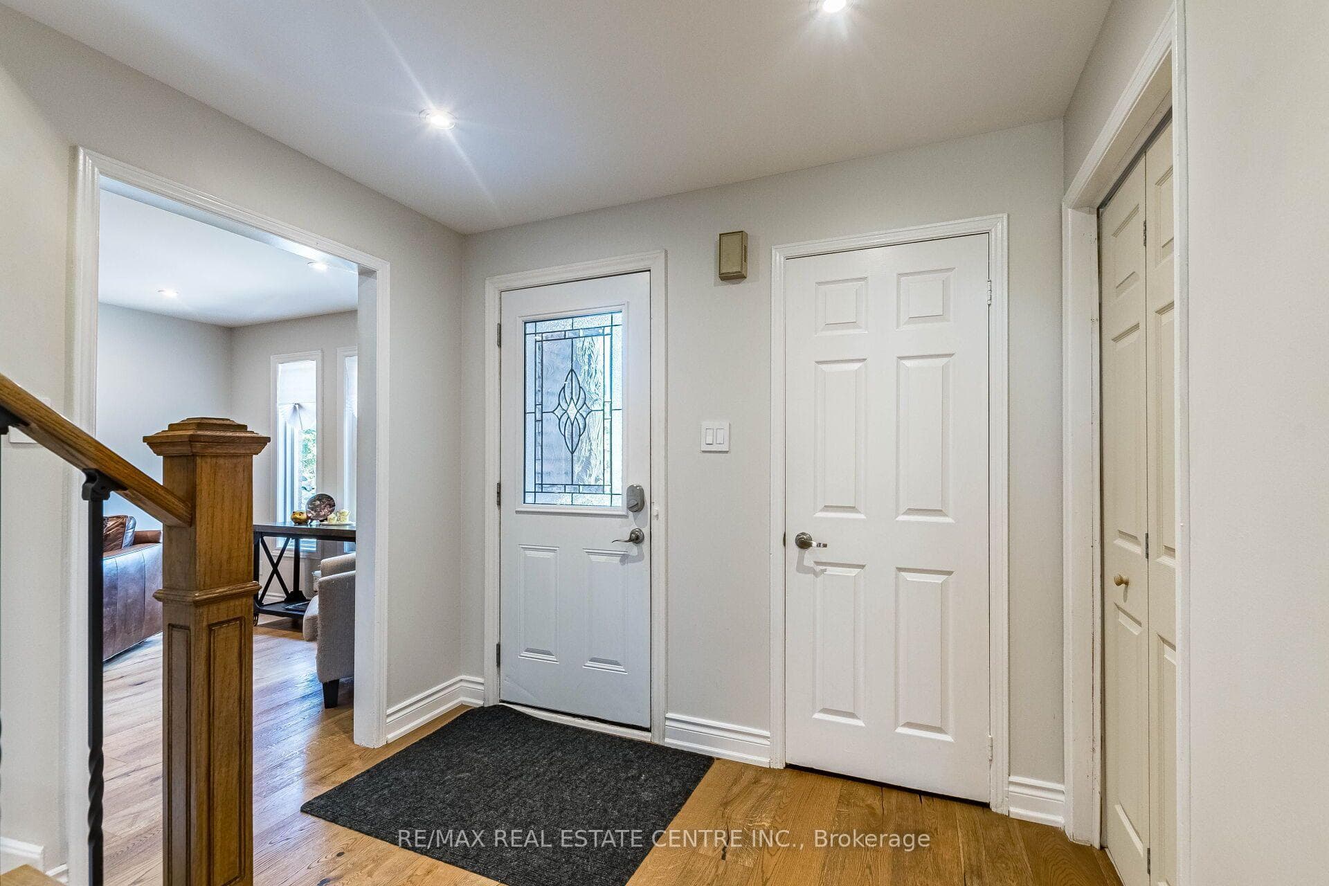 1571 Meadowfield Crescent photo 3