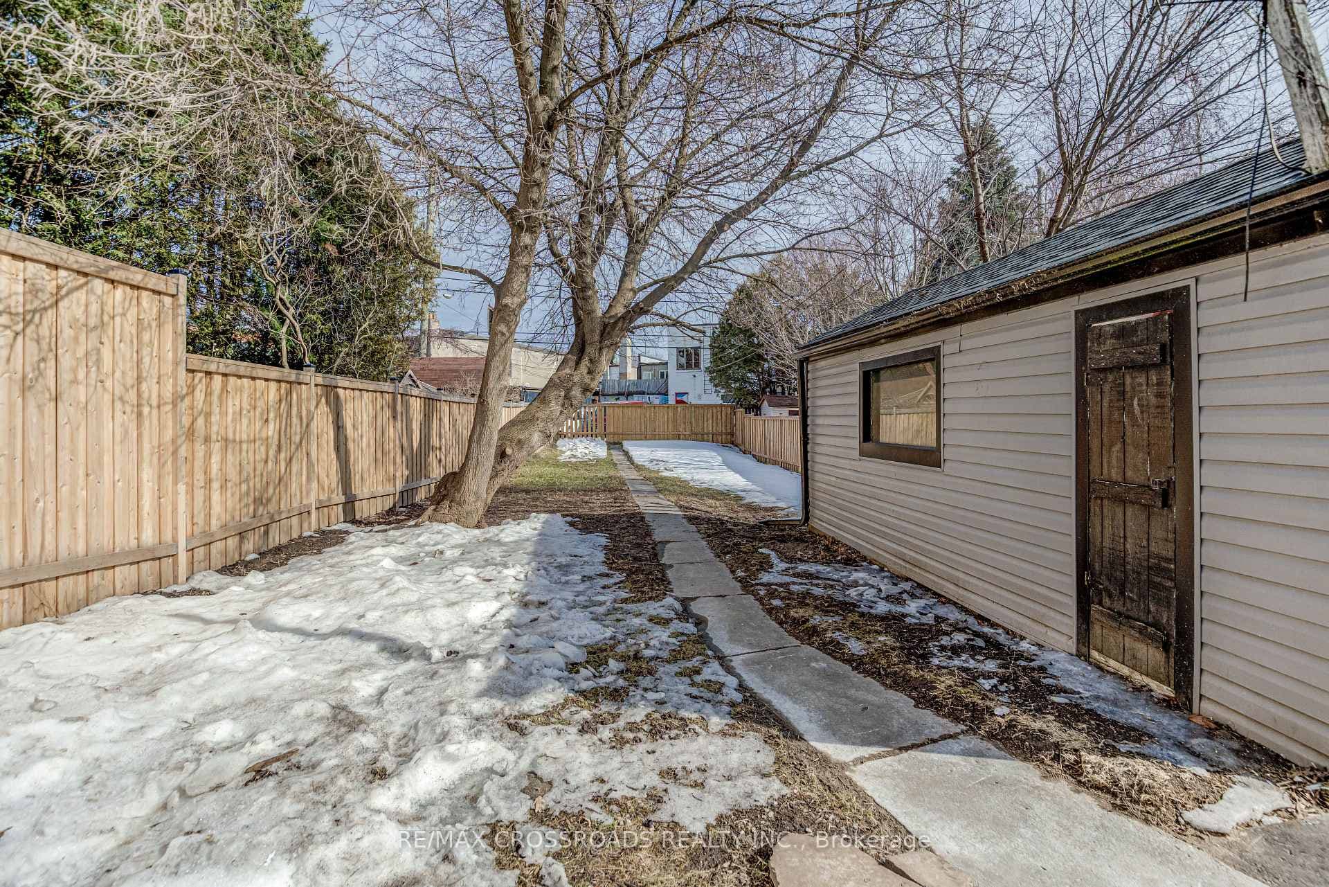 241 McIntosh Street photo 39