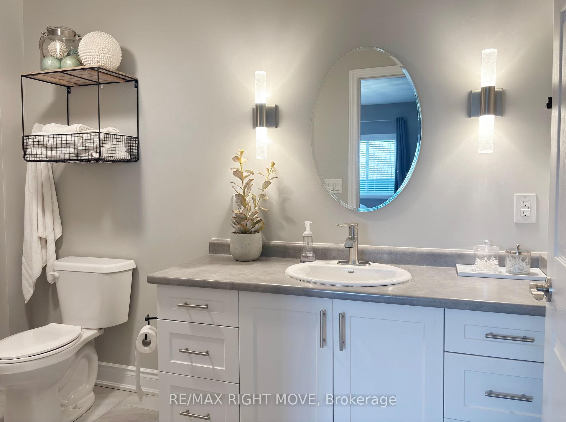 3 pc ensuite with additional side lighting