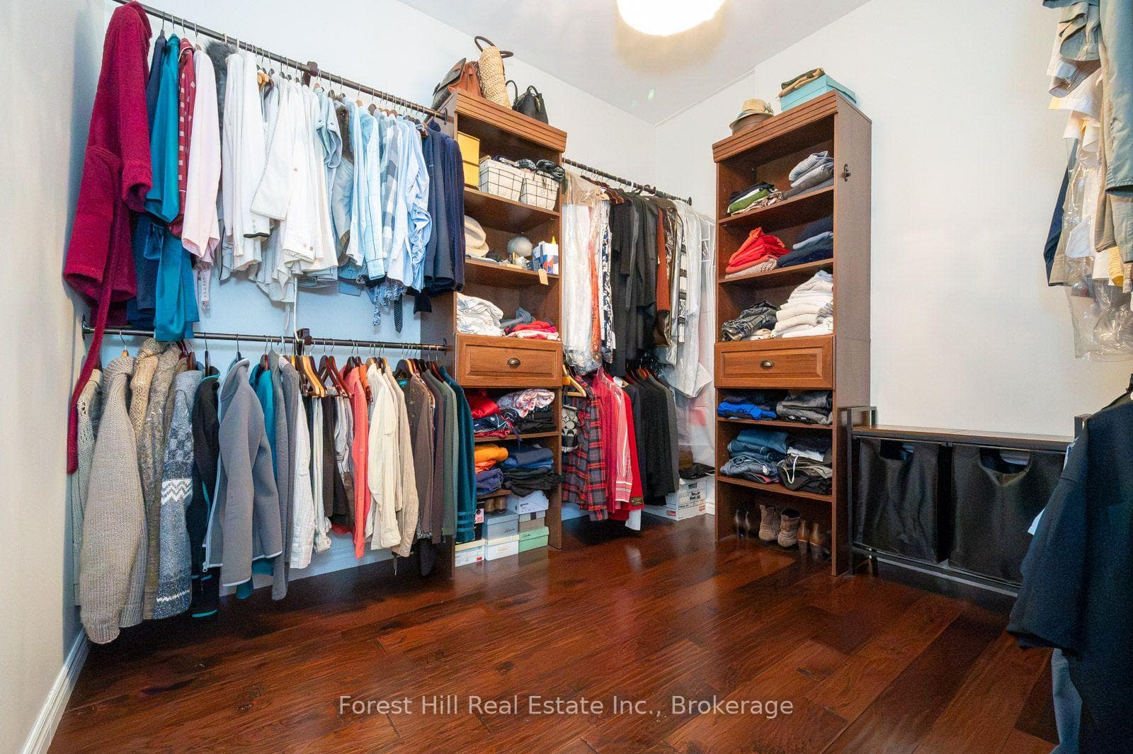 master bedroom walkin closet