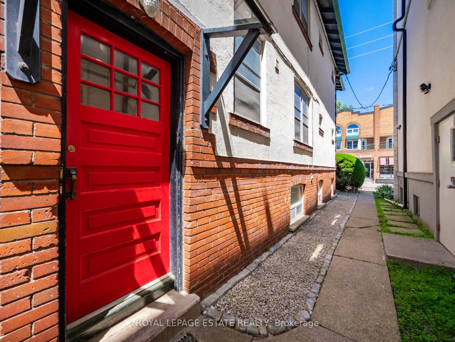 2275 Queen Street photo 37