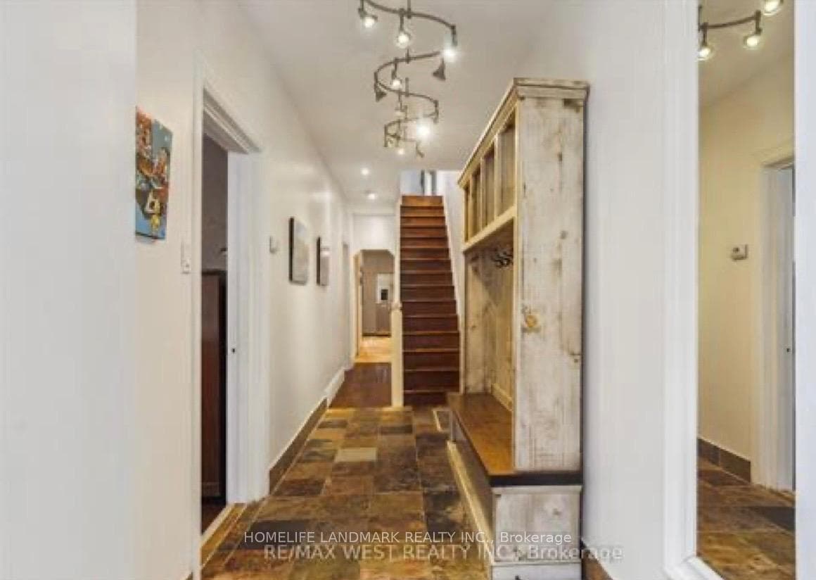 68 Hastings Avenue photo 2