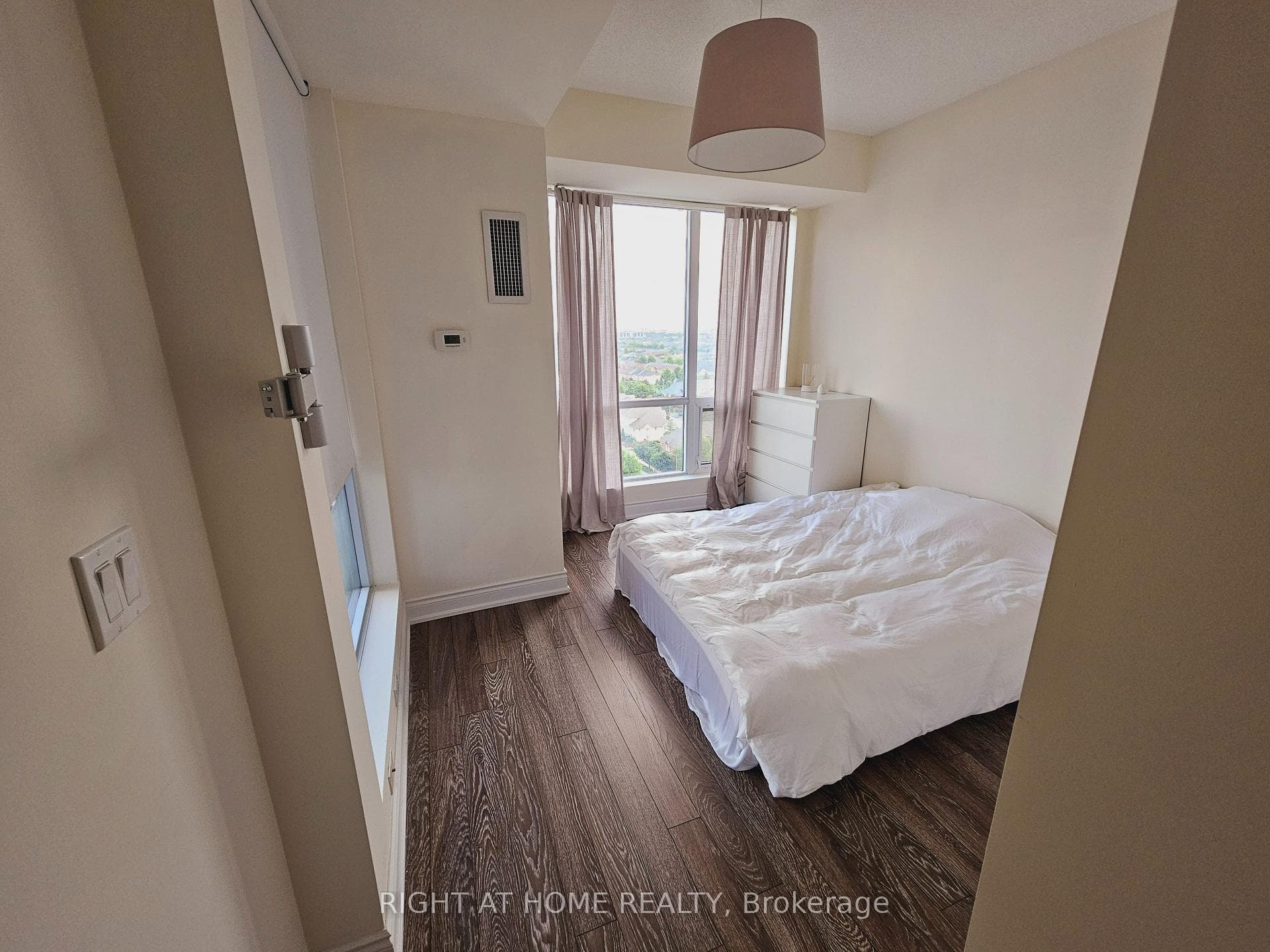 9088 Yonge Street Unit 1505A photo 13