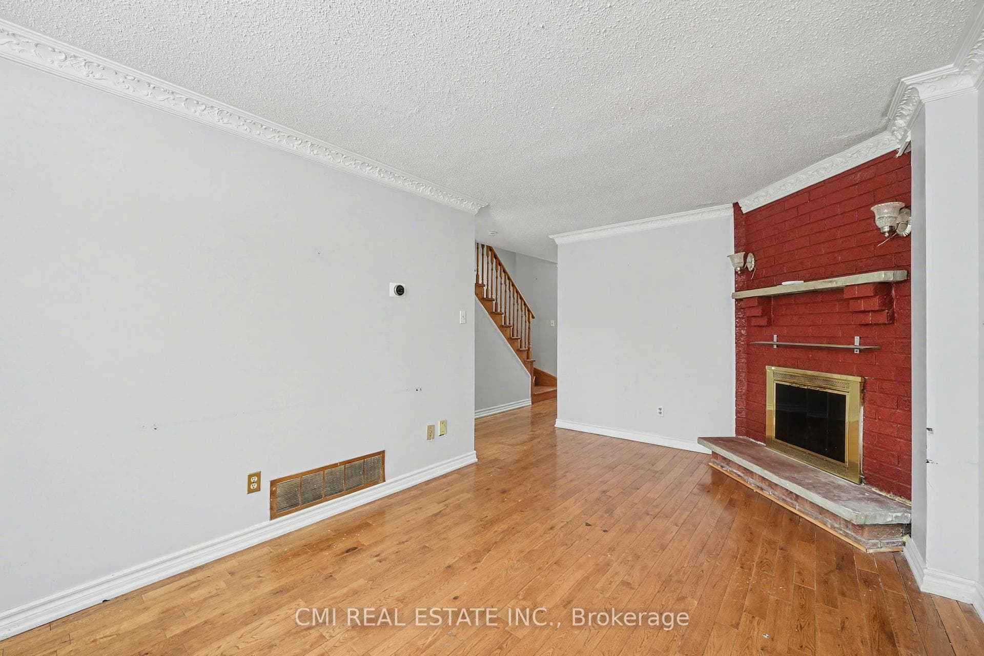 993 Lucerne Crescent photo 6