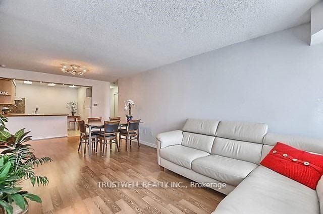 309 Major Mackenzie Drive Unit 812 photo 6
